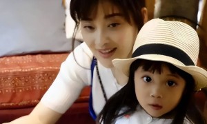 梅婷高调晒伦敦亲子照，儿女搂怀好温馨，快快长成小梅婷！