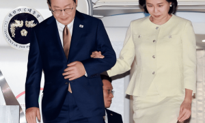 特朗普抵达韩国，刚一走下飞机，就给了李在明一个下马威？