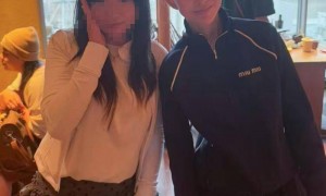 周杰伦前女友官宣离婚，暖心回复网友被夸，昆凌素颜现身日本潇洒