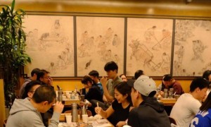 队记谈杨瀚森吃夜宵：科比赛后也和队友外出吃饭