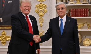 与特朗普签完协议后，托卡耶夫脸上只有一个表情，全程“皮笑肉不笑”