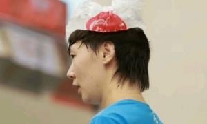 原创 
            业余！印度场馆闷热：王楚钦王曼昱头顶冰袋降温，孙颖莎衣服湿透