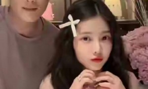 王灿女儿生病住院，杜淳陪床主打松弛，姿势妖娆占女儿大半病床