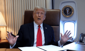 高市早苗对美献上“大礼包”，王毅一通电话精准敲打，日本民众怒吼：首相已成奴仆！