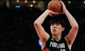 原创 
            杨瀚森NBA首秀冷启动 2分1板暂时还在体系之外？