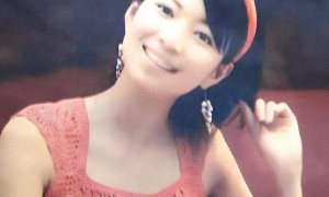 她曾是上海台主持人，如今在仓库打包卖水果，单身带儿子独自生活