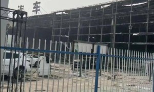 阜阳一4S店凌晨燃起熊熊大火，店方人士：展厅的车都被烧了，原因尚不清楚