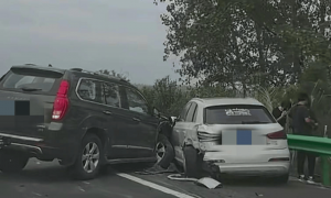 高速上一辆SUV低速乱蹿 后车司机帮助未果 车辆撞上收费站石墩