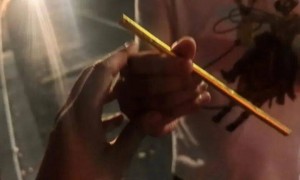 “要跪搓衣板了！”浙江男子用100克黄金打吸管喝奶茶，凌晨在街头丢了……