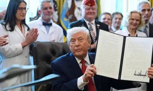 又打压！特朗普签了，中方严厉表态