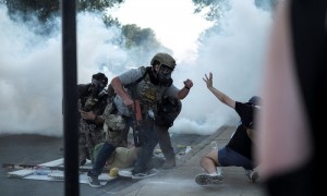 激烈对峙!美抗议者与执法人员在芝加哥爆发冲突,执法者开枪射伤一名持械女子